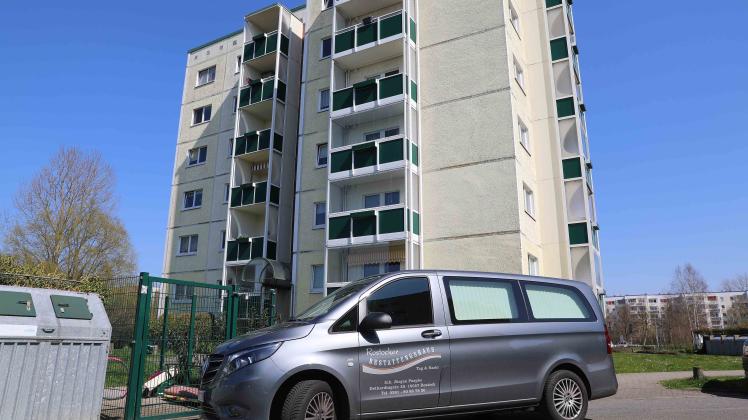 Gruselfund in Rostocker Mehrfamilienhaus: Zwei Männer-Leichen in Lütten Kleiner Wohnung geben Ermitteln Rätsel auf – Gerichtsmedizin eingeschaltet