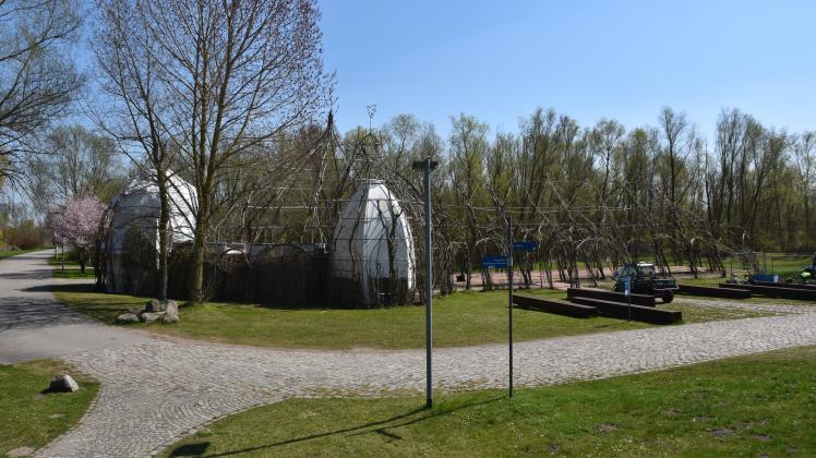 Im April haben die Arbeiten für den Wiederaufbau des Weidendoms im IGA-Park begonnen.