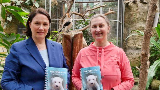 Dörte Bluhm, die Frau mit dem roten Shirt, mag Zoos. Sie hat für das neue Kinderbuch auch Zoodirektorin Antje Angeli befragt. 