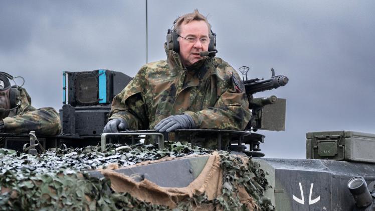 Verteidigungsminister Boris Pistorius informiert sich über die Leistungsfähigkeit des Kampfpanzer Leopard 2 beim Panzerb