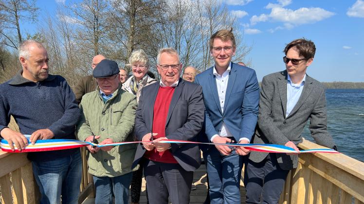 Die aus Eichenholz bestehende Brücke über den Stangengraben ist am Freitag offiziell eingeweiht worden. Damit kann der Kirchensee wieder zu Fuß umrundet werden.