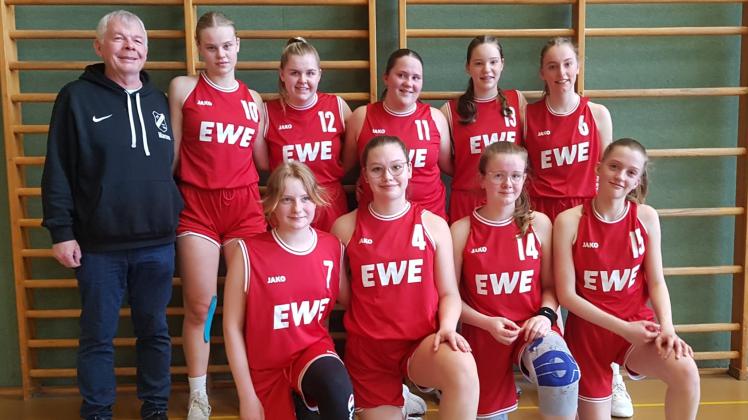 Zum TVV-Team gehörten: Trainer Horst Maronn, Maxime Grünebaum, Pia Rempe, Klara Brune, Merle Krämer, Lina Krämer (stehend, von links), Nina Oberländer, Carlotta Oltmann, Michelle Rosenke und Inka Schmock (kniend, von links).