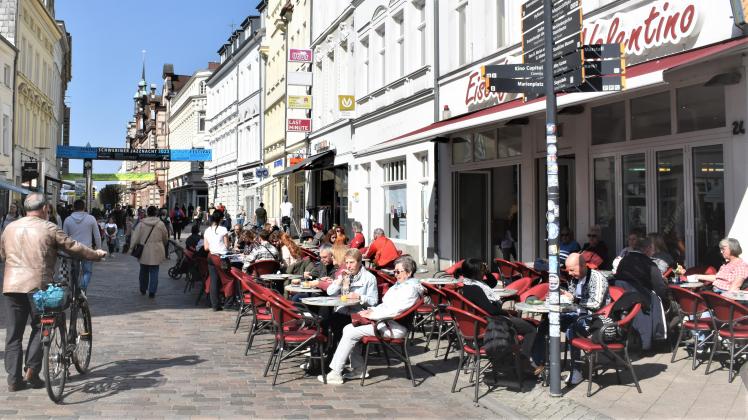 Frühlingshaftes Schwerin: In der Mecklenburgstraße läuft die Außengastronomie bereits auf vollen Touren.