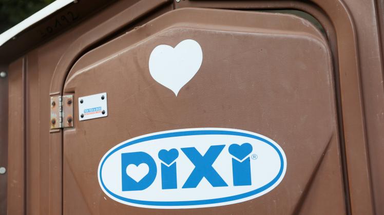 Dixi-Toilette am Wegesrand Am Randes eines Waldweges steht eine Dixi-Toilette für Bauarbeiter bereit. Solingen Strohn **