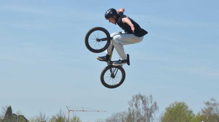 Der Jugend-Olympia-Sieger Evan Brandes zeigte bei der Eröffnung des Bike-Parks in Perleberg seine Stunts und begeisterte damit die Zuschauer.