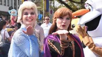 Ein Küsschen für Delmenhorst: Anna und Elsa führten die Comic-Parade auf dem Frühjahrsmarkt an.