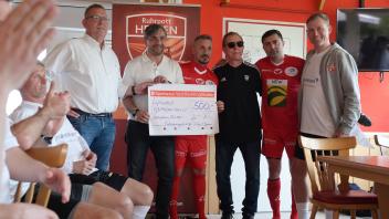 Die ersten Spenden erhielten Ali Göl (. von rechts), Ingo Andrbrügge (rechts) & Co. bereits vor dem Spiel.