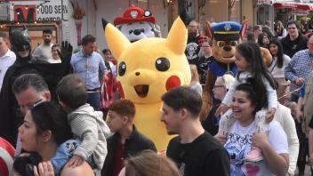Das hat es zuvor noch nie gegeben: Pikachu und andere Comic-Helden in Lebensgröße inmitten des Trubels auf den Graftwiesen.  