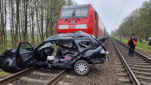 Zug erfasst Auto