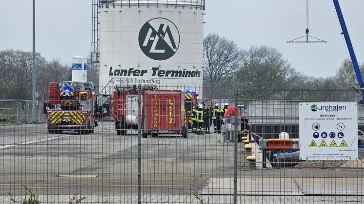 Im Eurohafen zwischen Meppen und Haren ist am Sonntagvormittag Öl oder Benzin aus einem Schiff ausgelaufen. Die Feuerwehr rückte aus.