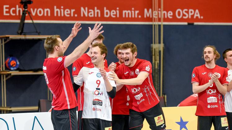 Die Volleyballer des SVW feiern ihren MVP Lucas KowalkowskiSV Warnemünde vs Kieler TV2. Volleyball-Bundesliga 2022/2023Foto: Georg Scharnweber