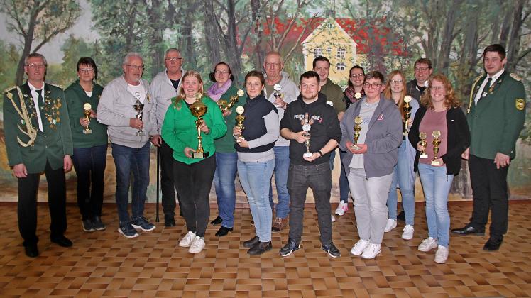 Merzen, Pokalschießen zur Fahnenweihe des Schützenvereins Engelern-Schlichthorst; Präsident Andreas Dohm und Schießwart Philipp Hatke beglückwünschte die Sieger; Foto: Schützenverein Engelern-Schlichthorst