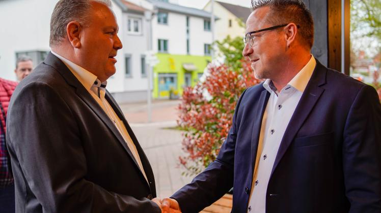 Thomas Rehme (rechts) gratuliert Markus Kleinkauertz zur gewonnen Wahl