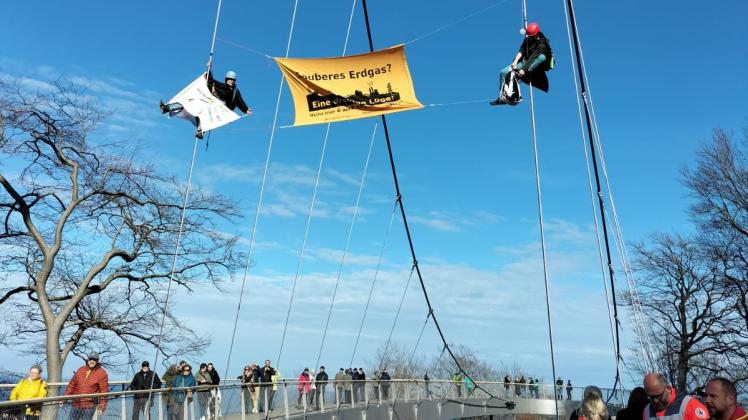 Personen an deAm 23.04.23 um 16.00 Uhr wurde der Einsatzleitstelle des Polizeipräsidiums Neubrandenburg mitgeteilt, dass am neueröffneten Skywalk im Nationalparkzentrum bei Sassnitz, Kletterer an der Stahlseilkonstruktion hängen. Vor Ort wurden durch die eingesetzten PVB drei Klimaaktivisten festgestellt. Zwei hatten sich oberhalb des Skywalk mit Seilen eingehängt und Plakate gegen die LNG-Pläne auf Rügen ausgerollt. Nach ca. einer Stunde wurde die Aktion freiwillig beendet. Die Aktivisten müssen nun mit Anzeigen wegen Hausfriedensbruch und Verstoßes gegen das Versammlungsrecht rechnen. Zusätzlich wird vom Betreiber geprüft, ob die Konstruktion beschädigtwurde.n Seilen des Skywalk