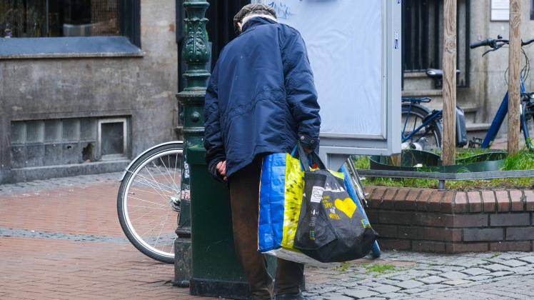 Düsseldorf 13.03.2023 Flaschenpfand Dosenpfand Pfandsammler Abfalleimer Rentenkasse Rentenzahlung Sozialsystem Grundsich