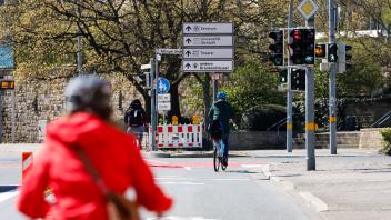 Fahrradbahn und Abbiegeampeln für Radfahrer am Rißmüllerplatz in Osnabrück. 19.04.2023.  Foto: Michael Gründel