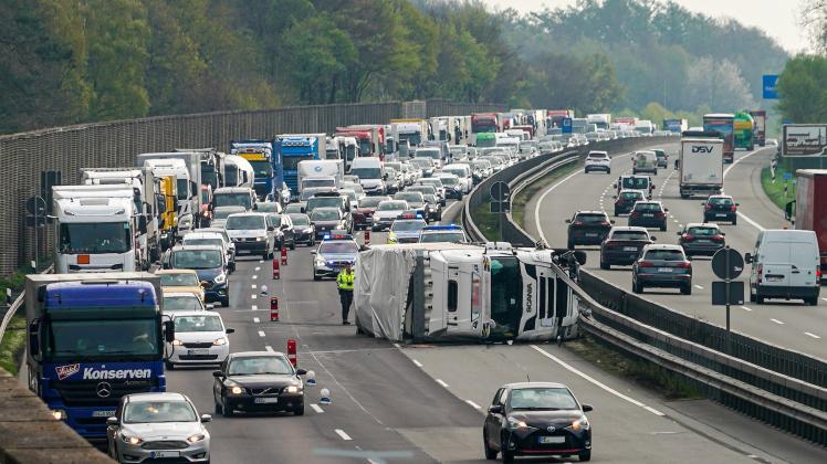 Aus ungeklärter Ursache kippte ein Lkw auf der A1 um. Die Autobahn ist derzeit gesperrt. 