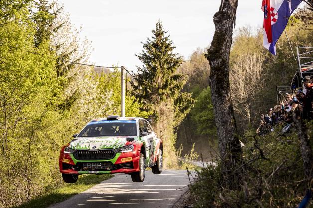 Bei den Geschwindigkeiten einer Rallye geht es für Armin und Ella Kremer in ihrem Skoda Fabia RS Rally 2 auch ab und an mal ein Stückchen durch die Luft. Bei den Geschwindigkeiten einer Rallye geht es für Armin und Ella Kremer in ihrem Skoda Fabia RS Rally 2 auch ab und an mal ein Stückchen durch die Luft.