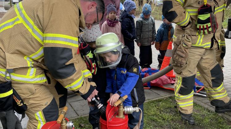 Wie arbeiten Feuerwehr, Polizei und Rettungsdienst? Das haben die Kinder der Awo-Kneipp-Kita „Wassertropfen“ in Boizenburg bei ihrem Blaulichttag erfahren.
