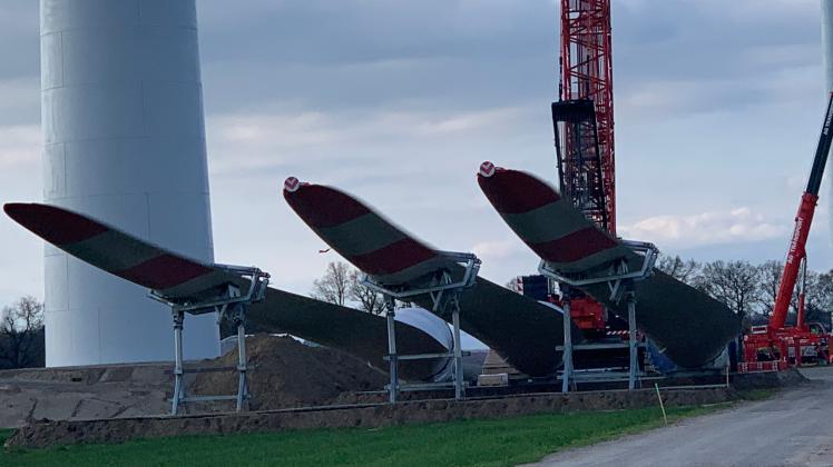 Die ersten 81 Meter langen Flügel liegen an einem Turm für eine der neuen Windkraftanlagen im Windpark Karstädt-Waterloo. 