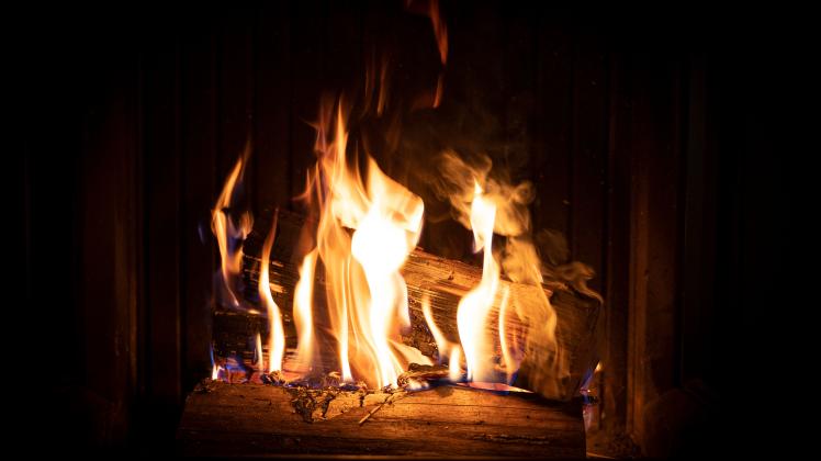 RECORD DATE NOT STATED The fire has just started in the fireplace *** der Feuer hat gerade begonnen 