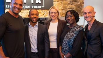 von links: Detlef Soost, Dominic Ojinnaka, Katharina Pötter, Auma Obama und Peyman Amin -Benefiz-Dinner mit Auma Obama im Restaurant Lotta 