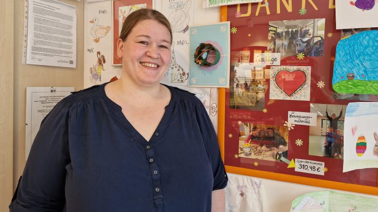 Freut sich ebenfalls über die große Beteiligung beim Oster-Malwettbewerbs: Juliane Holeczko, Filialleiterin der Sertürner Apotheke.