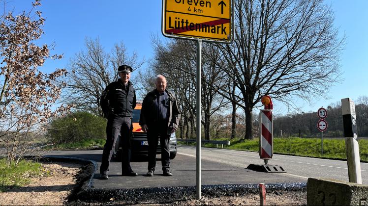 Hier geht es erstmal nicht weiter. Der Radweg an der B 195 zwischen Greven und Lüttenmark endet direkt am Ortsschild. Fredo Kreft (l.) und Harald Elgeti sind nicht glücklich darüber.