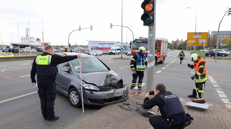 Unfall am Rostocker Kanonsberg legt Innenstadtverkehr lahm: Rentner (89) fährt gegen Ampel und verletzt sich