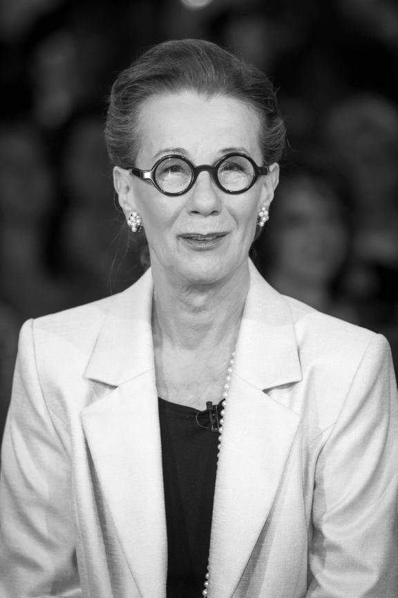 Schauspielerin Karin Gregorek (21. April): Ihr größter Publikumserfolg mit teilweise mehr als sieben Millionen Zuschauern war der Dauerbrenner „Um Himmels Willen“, wo Gregorek bereits von 2002 an mitwirkte. Felicitas Meier, die stellvertretende Oberin des Magdalenen-Ordens, war eine Sympathieträgerin mit diversen Schwächen: unter anderem für Tabak, Computerspiele, Schokolade und Pokern. Schauspielerin Karin Gregorek (21. April): Ihr größter Publikumserfolg mit teilweise mehr als sieben Millionen Zuschauern war der Dauerbrenner „Um Himmels Willen“, wo Gregorek bereits von 2002 an mitwirkte. Felicitas Meier, die stellvertretende Oberin des Magdalenen-Ordens, war eine Sympathieträgerin mit diversen Schwächen: unter anderem für Tabak, Computerspiele, Schokolade und Pokern.