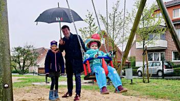 In Hasbergen gibt es jetzt die erste Kleinkinderschaukel. Frederica Zappe sammelte Unterschriften und überzeugte die Ratsfraktion samt Bürgermeister Adrian Schäfer.