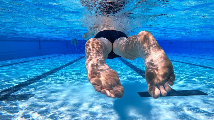 Schwimmer im Freibad