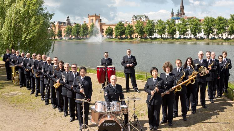 Das Landespolizeiorchester MV gibt den Startschuss für den diesjährigen Warnemünder Musiksommer. 