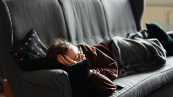 Entspannt auf der Couch herumzuliegen, fühlt sich kurzfristig gut an; aber macht es langfristig glücklich?