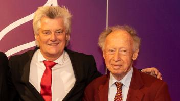 Der britische Zoo-Experte Anthony Sheridan (rechts) mit Geschäftsführer Andreas Busemann bei der Charity-Gala des Osnabrücker Zoos im Herbst 2022.
