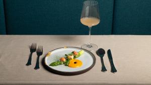Flusskrebse mit grünem Spargel