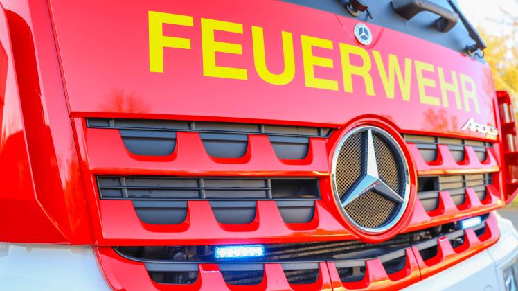 Feuerwehr im Einsatz mit Blaulicht Feuerwehr im Einsatz mit Blaulicht - Symbofoto 112 Karlsruhe Karlsruhe Baden-Württemb