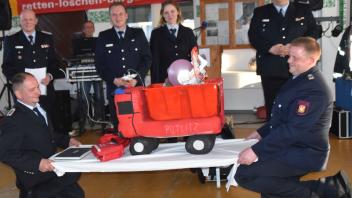 Die Kameraden der Freiwilligen Feuerwehr Putlitz nutzten die private Feierstunde, um ihrem Kollegen und seiner Lebensgefährtin mit einem selbst gestalteten Feuerwehrauto zur Geburt ihrer Tochter zu gratulieren.