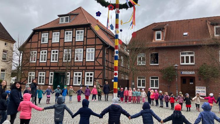 In Hagenow haben die Kinder der Kita Regenbogenland das Aufstellen des Maibaums begleitet