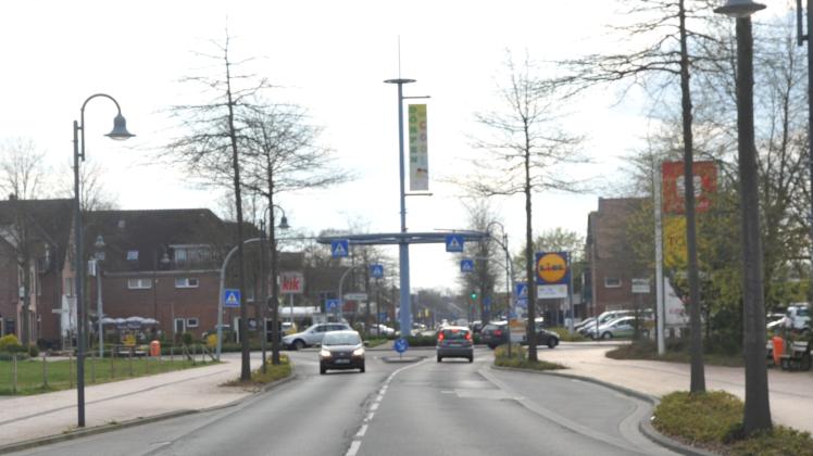 Wahrzeichen: Den großen Kreisel im Zuge der Hauptstraße in Dörpen ziert ein Banner.