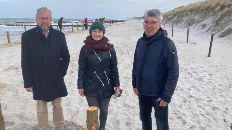 Freuen sich über den Startschuss für das Projekt einer unberührten Insel am Strand: Tourismusdirektor Matthias Fromm (v.l.), Pauline Damer vom BUND und Henry Klützke vom Ortsbeirat Markgrafenheide. 