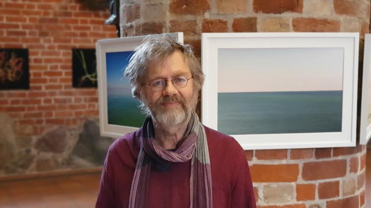 Der Fotograf Jochim Lichtenberger vor Motiven seines Meereszyklus.