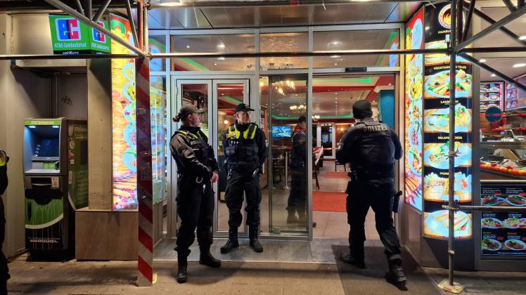 Hamburg St. Pauli - Schießerei auf der Reeperbahn - eine Person mit Bauchschuss