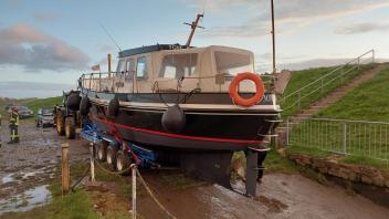 Eine Yacht drohte im Hafen in Rhede (Ems) zu versinken. Die Feuerwehr zog das Boot an Land.