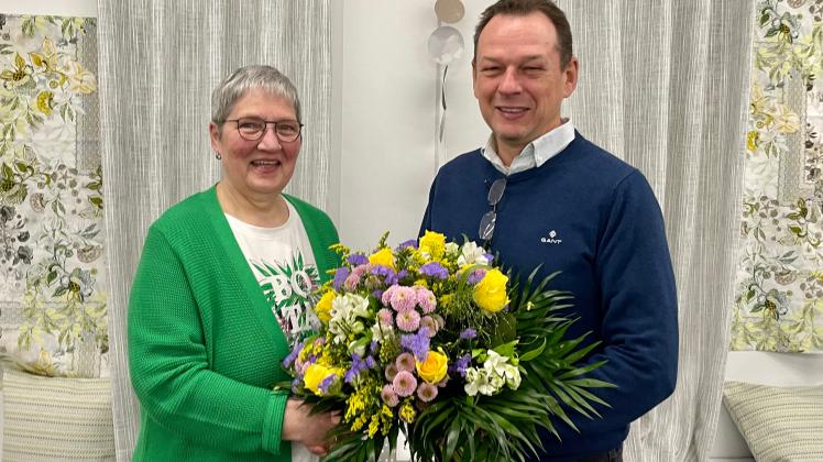 Eine Konstante im Kaufhaus Ludlage: Christa Wellen bekam ihren 50. Jubiläum einen Blumenstrauß von Firmenchef Albert Ludlage. 