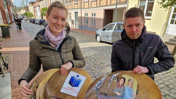 Insgesamt 25 Aufkleber verteilten Citymanagerin Jana Bohne und Tobias Glaser von der Werbeagentur „Create“ in der Sternberger Innenstadt.