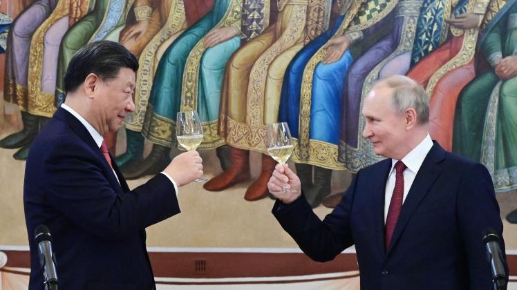 TOPSHOT - Russian President Vladimir Putin and China's President Xi Jinping make a toast during a reception following their talks at the Kremlin in Moscow on March 21, 2023. (Photo by Pavel Byrkin / SPUTNIK / AFP)