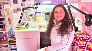 Sitzt an ihrem Schreibtisch, wo sie fleißig lernt: Die 13-jährige Adela Poteri. Vor ihr klebt das Periodensystem, auf den Zetteln rechts an der Wand geht es um Disziplin und einen Business-Plan. Adela ist hochbegabt. Ihr größter Wunsch ist es, einmal Alexander Gerst kennenzulernen und später Astronautin zu werden.