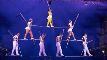 Premiere von Zirkus Charles Knie 2023 in Osnabrück. Der Höhepunkt der Show eine menschliche Pyramide auf dem Hochseil von der Gruppe „The Robles“