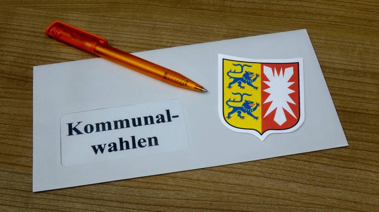 Briefumschlag mit Kuli und Wappen Briefumschlag mit Kuli und Wappen, 03.01.2020, Borkwalde, Brandenburg, Auf einem Wahlb